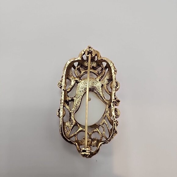 Vintage 2" Victorian-Style Brooch Gold Tone Faux Pearl Cabochon - Picture 3 of 3